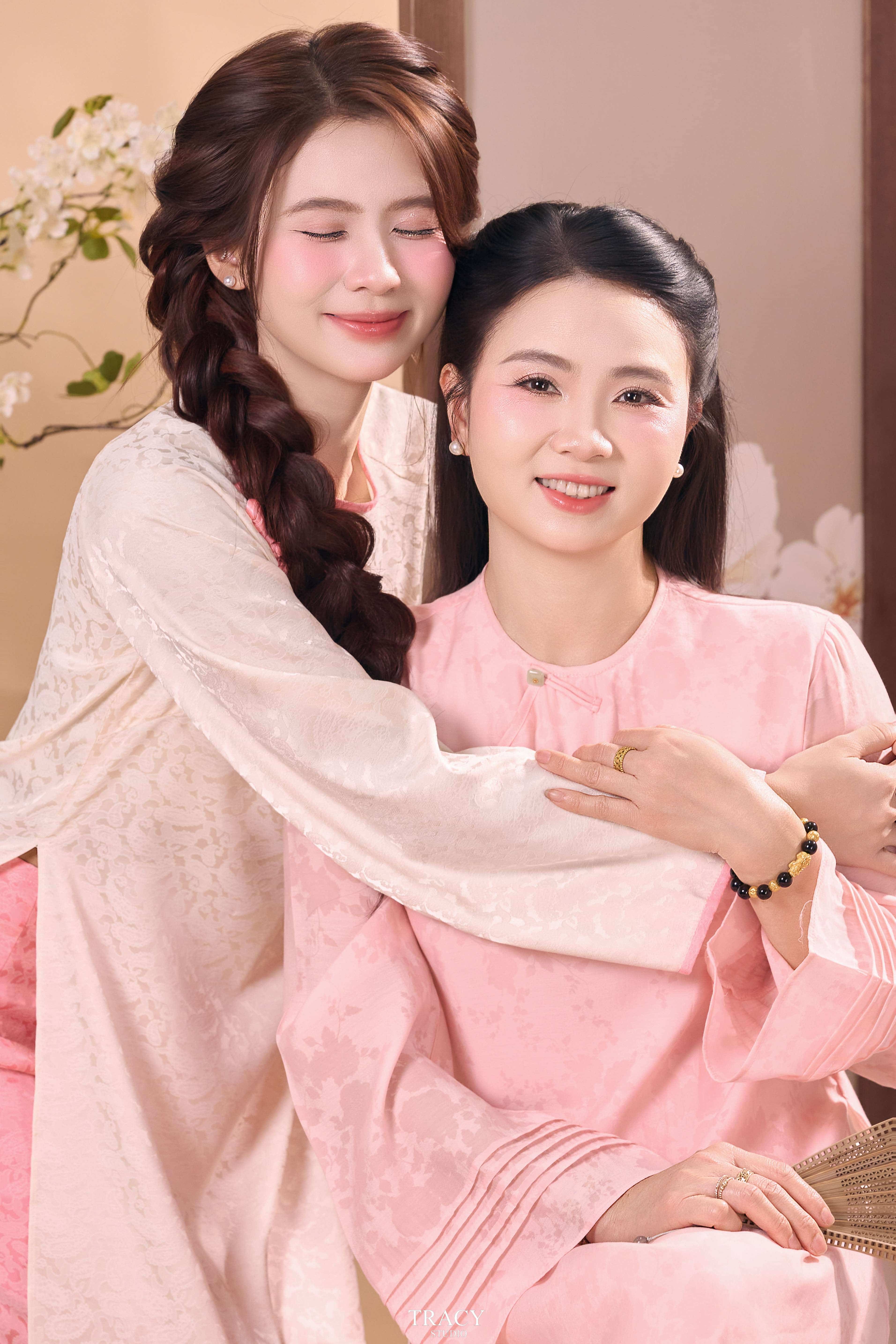 frontend/img/gallery/anh-tet-yem-ao-dai/tracy-studio-chup-concept-tet-me-con (2).jpg